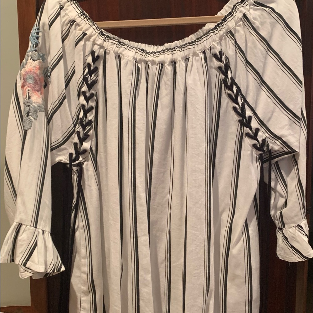 Standard Grace top with embroidered sleeve, and rag tail  detailing.  Size XL